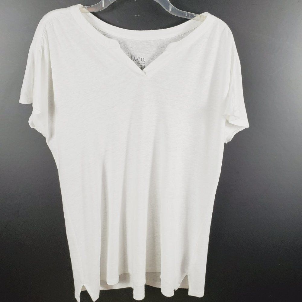 d&co High-Low White Short Sleeved Top Trimmed V-Neck Side Slits